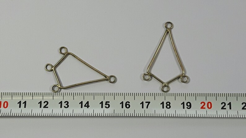 Supports for x 2 triangle shaped earrings