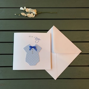 Nuevo bebé - Es un niño, personalizado, ducha de bebé, padres orgullosos, abuelos, Blue Romper, Snips & Caracoles, arcos / perlas / Diamantes, bebé niño
