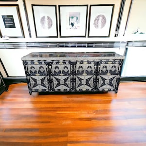 Armario marroquí de metal plateado hecho a mano, aparador de madera maciza.