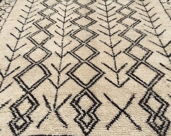 Authentic moroccan vintage Beni ourain carpet