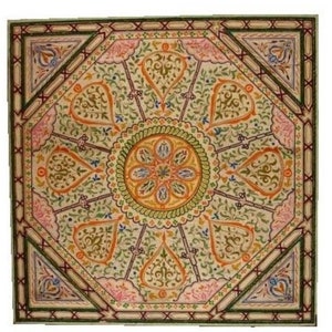 K&ouml;nnte beinhalten: Ein quadratischer, cremefarbener Stoff mit einem farbenfrohen, komplizierten Design. Das Design zeigt einen zentralen Kreis mit einem sich wiederholenden Muster aus Gr&uuml;n, Gelb und Blau. Der Kreis ist umgeben von einem sich wiederholenden Muster aus gr&uuml;nen, gelben und rosa Bl&auml;ttern.