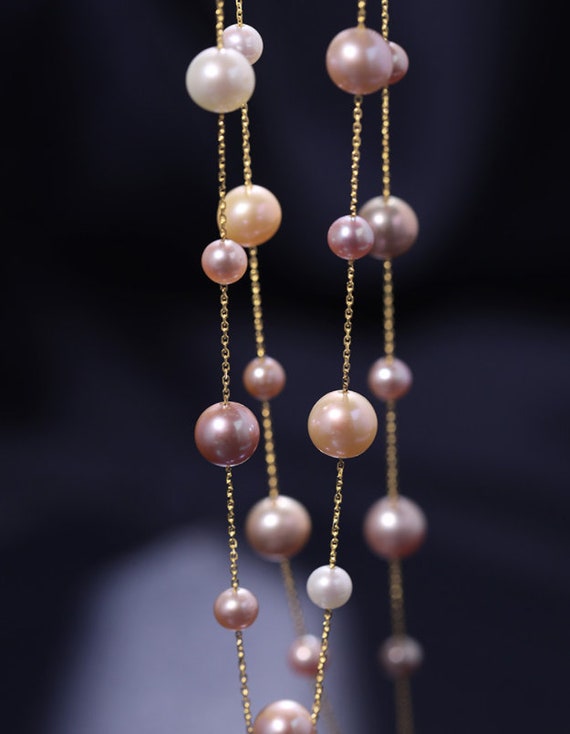 Collana lunga catena dorata con nappine e perline colorate