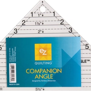 Peut inclure: Une règle de couture en plastique transparent en forme de triangle avec des marques pour les tailles de base de triangle finies de 1 à 10 pouces. La règle porte une étiquette indiquant "EZ Quilting Companion Angle" et est conçue par Darlene Zimmerman.