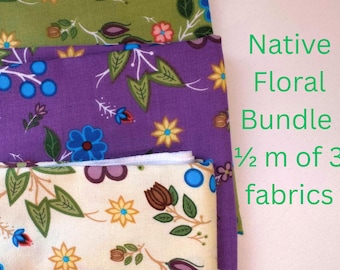 Può includere: Un fascio di tre tessuti floreali nei toni del verde, viola e crema. I tessuti presentano una varietà di motivi floreali e di foglie colorate. Il testo sull'immagine recita "Native Floral Bundle 1/2 m of 3 fabrics."