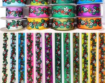 Può includere: Assortimento di 12 rotoli di nastro di raso colorato con un motivo ripetuto di viti verdi, fiori bianchi e fragole rosse.