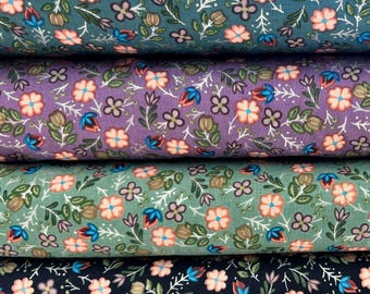Può includere: Quattro rotoli di tessuto con un motivo floreale. Il tessuto è di quattro colori diversi: verde acqua, viola, verde e nero. Il motivo floreale è piccolo e delicato, con fiori rosa e foglie verdi.