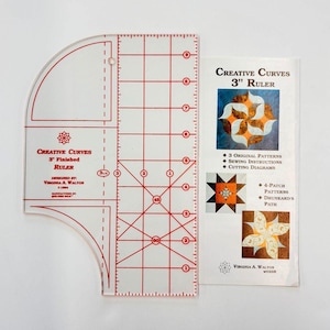 Peut inclure: Une règle de couture en plastique transparent avec des marques rouges pour créer des courbes. La règle est étiquetée "Creative Curves 3" Finished Ruler" et comprend des instructions pour trois motifs originaux, des instructions de couture et des schémas de coupe. Les instructions comprennent des motifs pour un 4-patch, Drunkard's Path et d'autres blocs de courtepointe.