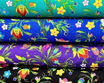 Può includere: Quattro rotoli di tessuto in verde acqua, blu, viola e nero, ciascuno con un motivo floreale ripetuto. Il design include fragole, fiori gialli e bianchi e foglie verdi. Il tessuto è ben arrotolato, mostrando i colori vivaci e la stampa dettagliata.
