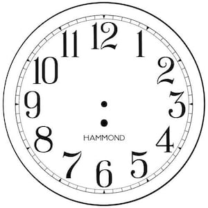 Peut inclure: Un cadran d'horloge noir et blanc avec des chiffres romains et le mot "HAMMOND" imprimé sous le centre. Le cadran de l'horloge est entouré d'un cercle noir.