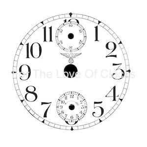 Puede incluir: Una esfera de reloj blanca con marcadores de hora en números romanos negros y agujas negras. El reloj tiene dos subesferas más pequeñas, una en la parte superior y otra en la inferior. La subesfera superior tiene marcadores de minutos en números arábigos negros y una aguja negra. La subesfera inferior tiene marcadores de hora en números arábigos negros y una aguja negra. La esfera del reloj también presenta un águila negra con las alas extendidas.