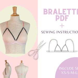 Puede incluir: Un bralette rosa con ribete de encaje negro en un maniquí blanco. La imagen también incluye un patrón de costura e instrucciones para hacer el bralette. El texto "BRALETTE PDF + SEWING INSTRUCTIONS" y "INLCUDE SIZES: XS-S-M-L-XL" está incluido en la imagen.