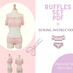 Puede incluir: Un patrón de costura para un conjunto de top y falda de volantes rosa. El patrón incluye instrucciones de costura y está disponible en las tallas XS-S-M-L-XL. El patrón se muestra en un maniquí y una ilustración plana.
