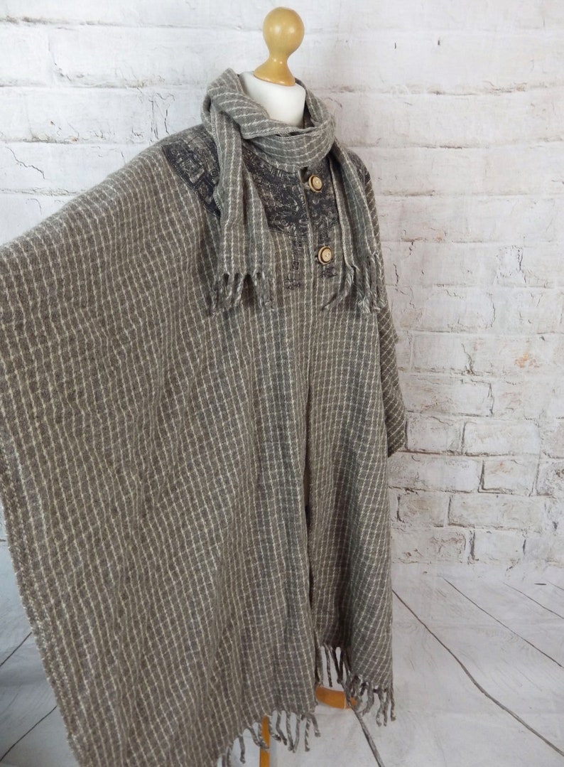 Vintage Acapulco Mexican pure wool check cape cloak poncho scarf immaculate Size 10 12 14 16 UK brown fringed Grace and Garbo blogger