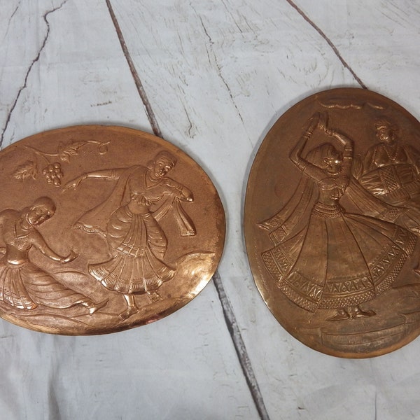 2 plaques indiennes vintage en métal en relief, danse traditionnelle moghole Bharatnatyam Kathak, 23 cm x 32 cm