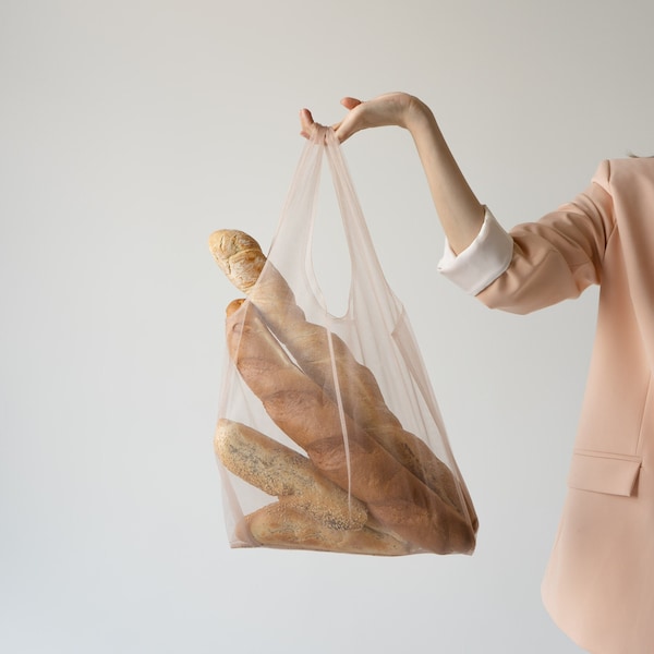 Sac shopper de couleur beige clair. Sac en tulle. Sac transparent. Sac de courses. Sac en filet. Forfait pratique. Sac utile. Sac de purée. Sac en organza.