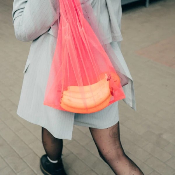 Neon Einkaufstasche. Tüll Tasche. Wiederverwendbare Beutel für den Kauf von Obst und Gemüse. Produkte für ein Zero Waste Leben. Umweltfreundliche transparente Tasche