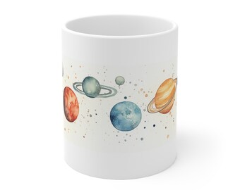 Taza de cerámica Celestial Dreams de 325 ml con planetas y estrellas en acuarela sobre fondo blanco