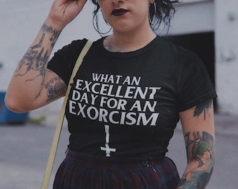 Was für ein ausgezeichneter Tag für einen Exorzismus - Kurzarm Unisex T-Shirt - The Exorcist Inspired Tee - Retro Horror Film Fan Horror Geschenk gruselig