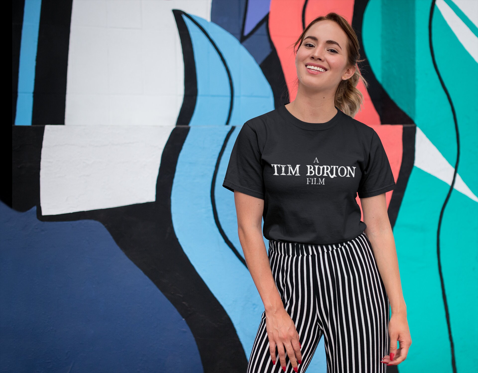ティム・バートン映画にインスパイアされたユニセックスTシャツ