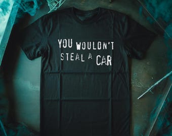 車を盗むなんてありえない - ピクセル化されたレトロな海賊版VHSアナログユニセックスTシャツ - ゴシックゴスレトロホラーギフトギフト不気味で怖いハロウィン