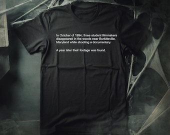Camiseta unisex de manga corta The Woods - Camiseta de terror inspirada en El Proyecto de la Bruja de Blair - Regalo de terror retro de los 90 con metraje encontrado