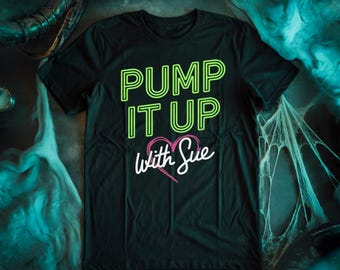 Pump It Up with Sue - Die Substanz inspiriert Horrorfilm Fan Unisex Tshirt - Horrorfilm Geschenk Geschenke Spooky Scary Halloween