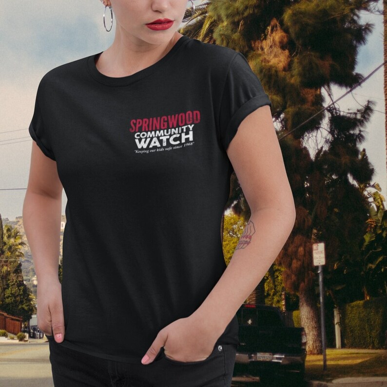 Springwood Community Watch Pocket Style 1984 Slasher A Nightmare on Elm Street inspiriert Horrorfilm Unisex T-Shirt Bild 1