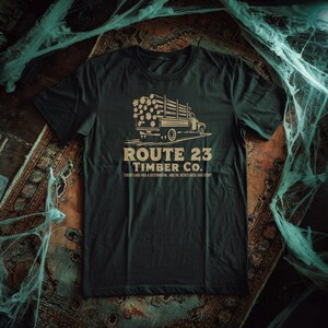 Camion per tronchi Final Destination 2 - Route 23 Timber Co - regalo per film horror, regali goth per appassionati di film - maglietta Final Destination