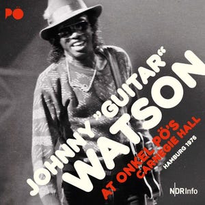Op de afbeelding: Zwart-witfoto van Johnny "Guitar" Watson die live optreedt in Carnegie Hall in Hamburg, Duitsland in 1976. De foto is afkomstig van het NDR Info-televisieprogramma "Onkel Pös".