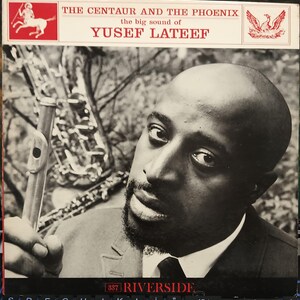 Puede incluir: Portada del álbum "The Centaur and the Phoenix" de Yusef Lateef. La imagen en blanco y negro presenta un primer plano de Lateef sosteniendo un instrumento de viento. El título del álbum y el nombre del artista se muestran en la parte superior.