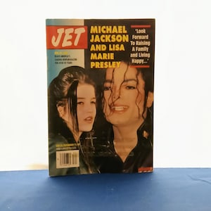 Op de afbeelding: Een vintage Jet-magazine met Michael Jackson en Lisa Marie Presley op de cover. Het tijdschrift heeft een rood en wit logo met de tekst "JET" bovenaan. De cover bevat ook de tekst "BLACK AMERICA'S LEADING NEWSMAGAZINE FOR OVER 40 YEARS."