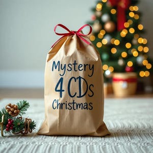 Może przedstawiać: Brązowa papierowa torba na prezent zawiązana czerwoną wstążką, z napisem "Mystery 4 CDs Christmas" w niebieskim kolorze. W tle choinka ze światełkami.