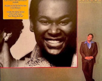 Op de afbeelding: Albumhoes voor Luther Vandross' "This Close to You". De albumhoes toont een groot zwart-wit portret van Vandross die lacht, met een kleiner beeld van hem in een pak. De hoes bevat de tekst: "THE SECOND LUTHER VANDROSS ALBUM."
