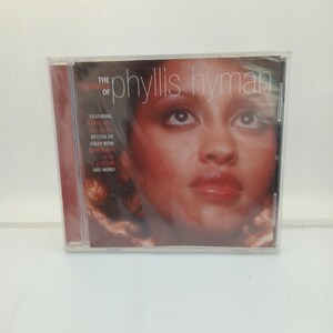 Op de afbeelding: Een cd-hoesje met een portret van Phyllis Hyman. De albumhoes is overwegend rood en bevat de tekst "The Legacy of Phyllis Hyman" samen met songtitels. De cd zit in een doorzichtige plastic hoes.