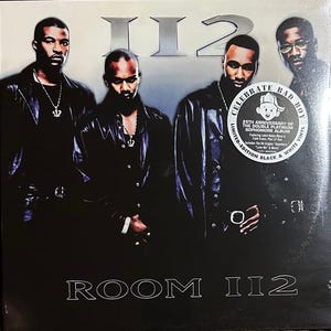 Può includere: Copertina dell'album "Room 112" del gruppo 112, con quattro uomini vestiti di nero. La copertina include un adesivo che celebra il "25° anniversario dell'album Sophomore doppio platino" e "Celebrate Bad Boy". Il titolo dell'album e il nome della band sono argentati.