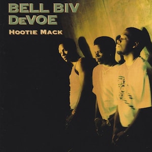 Könnte beinhalten: Albumcover für Bell Biv Devoe's "Hootie Mack". Das Bild zeigt drei Männer in einer schwach beleuchteten Umgebung. Der Albumtitel und der Songtitel stehen in grüner und goldener Schrift oben. Die Männer tragen weiße T-Shirts und Tanktops.