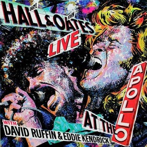 Pode incluir: Capa do álbum Hall & Oates Live at the Apollo, com ilustrações coloridas da dupla musical e a palavra "LIVE" em vermelho. A arte inclui os nomes de David Ruffin e Eddie Kendricks.