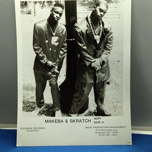 Könnte beinhalten: Ein schwarz-weißes Werbefoto mit zwei Personen in zweireihigen Anzügen und dicken Ketten. Der Text lautet: MAKEBA & SKRATCH NUFF SAID !!! ELEGANCE RECORDS IN EFFECT MASK PRODUCTION MANAGEMENT 210 McLennan Ave. Syracuse, NY 13205 (315) 422-1095