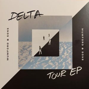 Op de afbeelding: Albumhoes voor "Delta Tour EP" van Mumford & Sons. Het ontwerp toont het woord "Delta" in een handgeschreven lettertype, met de naam van de band en "Tour EP" ook weergegeven. De illustratie bevat een geometrisch ontwerp met figuren op een zwart-witte achtergrond.