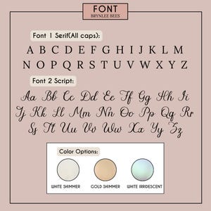 K&ouml;nnte beinhalten: Eine Grafik mit zwei verschiedenen Schriftarten, Serif und Script, wobei alle Gro&szlig;buchstaben in der Serif-Schriftart und alle Kleinbuchstaben in der Script-Schriftart dargestellt sind. Das Bild zeigt auch drei Farboptionen: Wei&szlig; schimmernd, Gold schimmernd und Wei&szlig; irisierend.