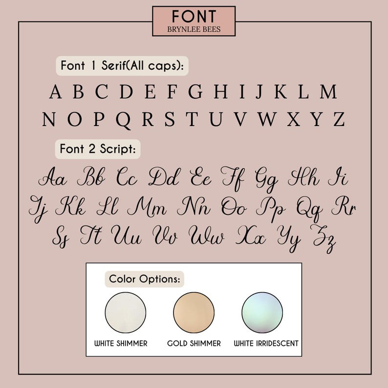 K&ouml;nnte beinhalten: Eine Grafik mit zwei verschiedenen Schriftarten, Serif und Script, wobei alle Gro&szlig;buchstaben in der Serif-Schriftart und alle Kleinbuchstaben in der Script-Schriftart dargestellt sind. Das Bild zeigt auch drei Farboptionen: Wei&szlig; schimmernd, Gold schimmernd und Wei&szlig; irisierend.