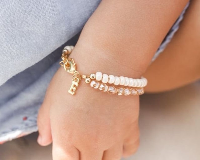 pulsera de bebé para niñas-pulsera de crema-regalo de primer cumpleaños-pulsera de bebé personalizada-joyería de bebé-pulsera de encanto inicial-pulsera de niño pequeño imagen 1