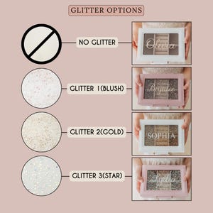 K&ouml;nnte beinhalten: Vier Schmuckk&auml;stchen mit verschiedenen Glitzeroptionen: kein Glitzer, Blush-Glitzer, Gold-Glitzer und Stern-Glitzer. Jede Box hat einen durchsichtigen Deckel und eine wei&szlig;e oder rosafarbene Basis. Die Boxen sind mit der Glitzeroption und dem Namen "Olivia", "Brynlee", "Sophia" und "Lydia" beschriftet.