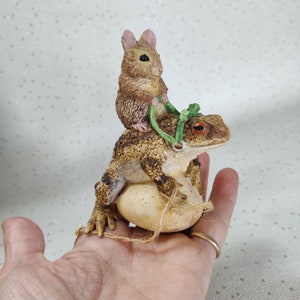 Toadeo, Mouse riding toad sculpture