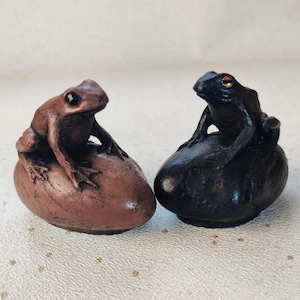Cold cast copper frog sculpture Hopkins