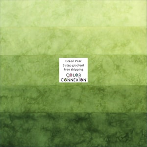 Puede incluir: Un panel de tela con un degradado de 5 pasos en tonos verdes, etiquetado como "Green Pear". El degradado va del verde claro al oscuro, con un aspecto texturizado. El logotipo "COLOR CONNEXION" es visible.
