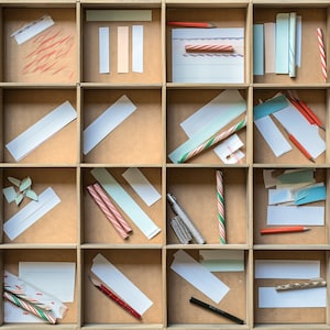 Telón de fondo digital escolar, plantilla de cajas de cartón vacías, dentro de la caja, fondo digital temático, foto de clase divertida, estudiantes y profesores
