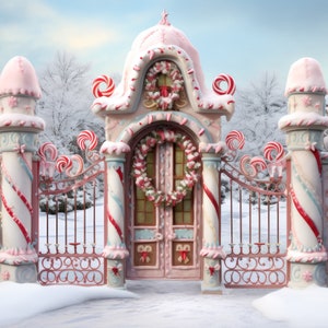 Puede incluir: Una puerta de caramelo de fantasía con un diseño a rayas rosa y blanco, cubierta de nieve y decorada con coronas rojas y verdes. La puerta conduce a una puerta con una corona y un techo nevado.