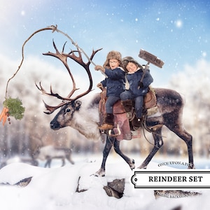 Könnte beinhalten: Zwei Kinder in Winterkleidung reiten auf einem Rentier durch eine verschneite Landschaft. Das Rentier zieht eine Karotte und einen Zweig Stechpalme hinter sich her. Die Kinder halten ein Schild mit der Aufschrift "Nordpol". Das Bild ist mit "Reindeer Set" betitelt und ist ein digitaler Hintergrund.