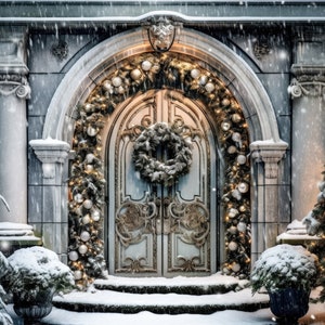 Könnte beinhalten: Ein großer, verzierter Doppelflügeltür-Eingang zu einem Haus, das für die Feiertage geschmückt ist. Die Tür ist mit einem Kranz und einer Girlande aus immergrünen Zweigen, silbernen Kugeln und funkelnden Lichtern geschmückt. Das Haus ist mit Schnee bedeckt und rechts von der Tür steht ein Weihnachtsbaum.
